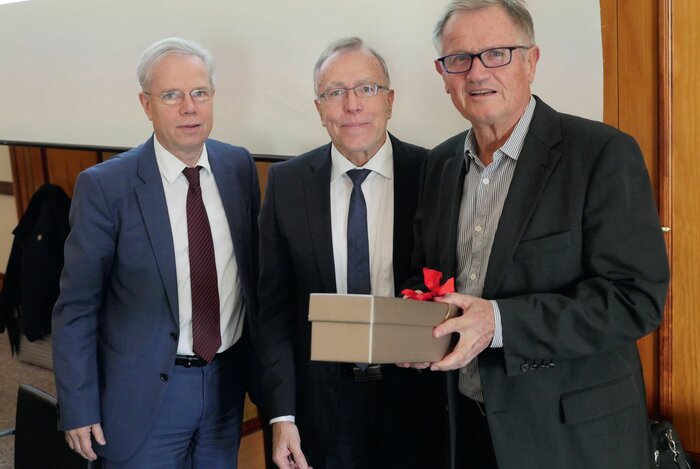 Bundesingenieurkammerpräsident Hans- Ullrich Kammeyer (Mitte) verabschiedete sich gemeinsam mit Bundesgeschäftsführer Thomas Noebel (links) am Rande der Bundesingenieurkammerversammlung von Dr. Jens Karstedt (rechts).