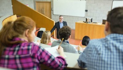 Mehr junge Studentinnen und Studenten im Bauingenieurwesen für das Land. Mecklenburg-Vorpommern geht jetzt einen neuen Weg, um weitere Studienangebote zu ermöglichen.