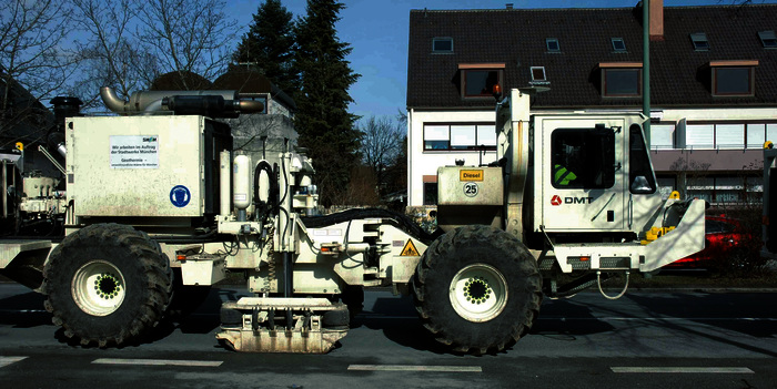 Durch künstlich erzeugte Bodenschwingungen wird der Untergrund geophysikalisch erforscht