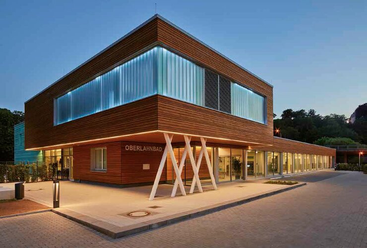 In enger Verknüpfung mit der Holzbautradition entstand eine moderne Architektur für das neue Kreishallenbad in Weilburg.