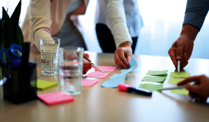 Für das eine oder andere Büro kann es sinnvoll sein, darüber nachzudenken, ob die regulierte Arbeitszeit abgeschafft und stattdessen die Vertrauensarbeitszeit eingeführt wird.