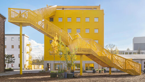 Gelbes Gebäude mit Freitreppe: Neuer Blickfang für Berliner Filmgelände