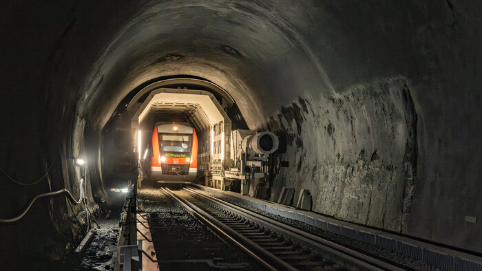 Ohne Streckensperrung: Tunnelerweiterung im laufenden Betrieb