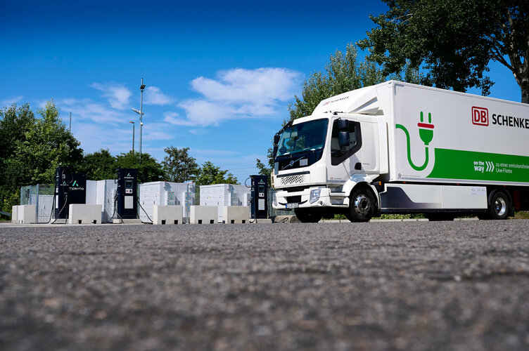 Logistik-Dienstleister nutzt Photovoltaik-Anlage für Standort und E-Flotte