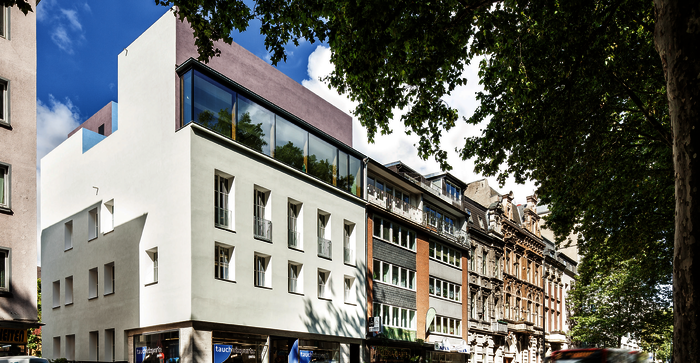 Nachher: Die Aufstockung mit zwei Geschossen und die energetische Sanierung machen aus dem Nachkriegsbau ein modernes Stadthaus.