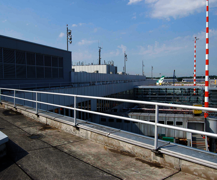 An einem Dachübergang am Düsseldorfer Flughafen wurden Korrosionsschäden und Betonabplatzungen festgestellt.