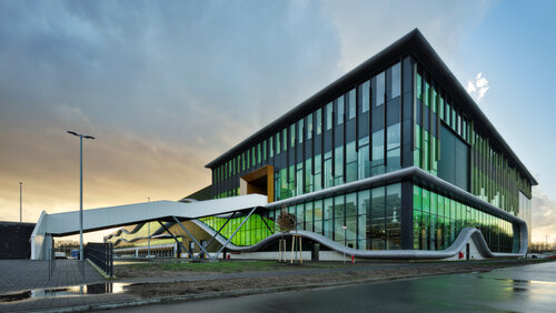 Wellenförmige Textilfassade prägt neues Verteilzentrum in Dorsten