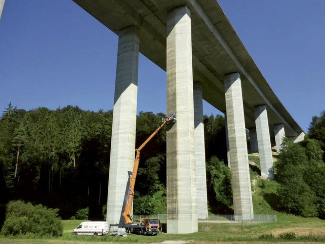 Kontrolle der Talbach Brücke in Engen.