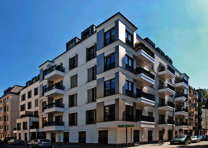 In Köln wurde ein altes Bürohaus in ein modernes Wohngebäude umgebaut. Die Balkone sind nachträglich angehängt.