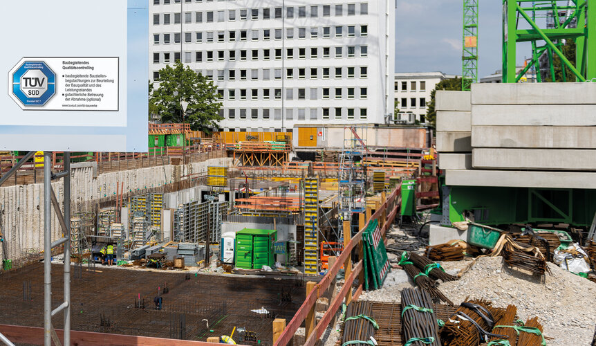 Foto von einer Baustelle und TÜV-Prüfzeichen