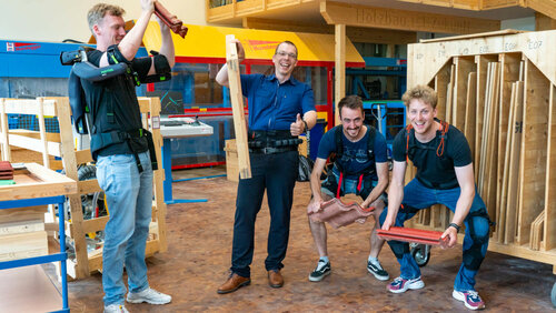 Hochschule Biberach: Praxistest für Exoskelette im Holzbau