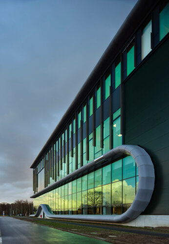 Wellenförmige Textilfassade prägt neues Verteilzentrum in Dorsten