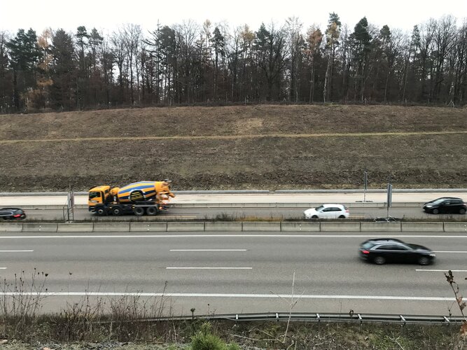 Standort der künftigen Grünbrücke an der A 8 bei Pforzheim, Blick auf Autobahn mit Autoverkehr, Querschnitt