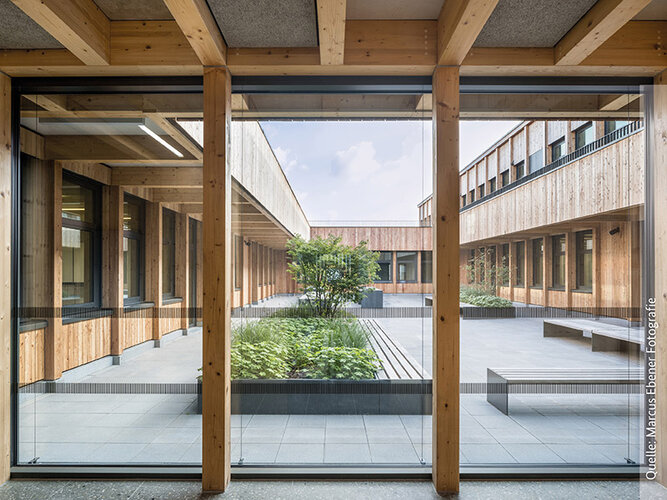 Der Neubau der IGS Rinteln (Niedersachsen) erhielt im Bundeswettbewerb Holzbau Plus eine Anerkennung in der Kategorie Neubau mit Holz. Blick in den Holzbauumsäumten Innenhof