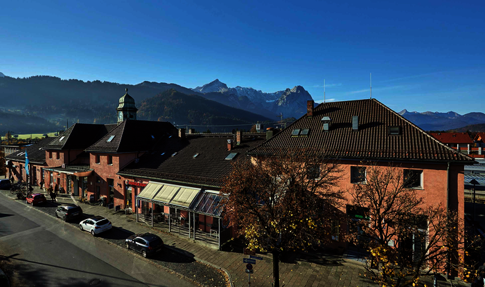 Die Außenansicht des Bahnhofes der Zugspitzbahn in Garmisch- Partenkirchen.