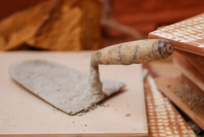 Zementkelle mit etwas Zement auf Baumaterialien