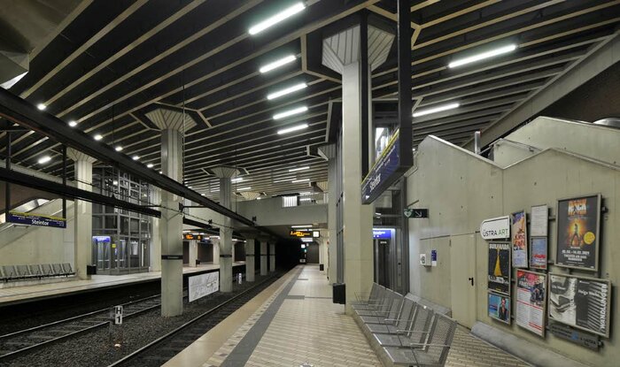 Das Steintor zählt zu den ältesten Stadttoren Hannovers, es wurde bereits 1741 abgetragen. Unterhalb der gleichnamigen Station schlummert im Rohbau eine Geisterstation (wie auch unter der Station Hauptbahnhof und unter dem Ihmezentrum). Die Funktion als Umsteigebahnhof über zwei Ebenen wird durch eine beträchtliche Stützendichte deutlich. Die Pfeiler verbreitern sich an ihren Köpfen pilzhutförmig, sodass der Eindruck einer Pilzdecke entsteht.