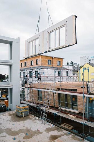 Für die Grobmontage eines der Mehrfamilienhäuser benötigt das Holzbau-Team in der Regel nur rund acht Tage und für die Detailausführungen noch einmal etwa 14 Tage.