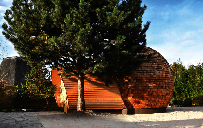 Die neue und wahrscheinlich größte Holz-Kugelsauna der Welt erinnert an die Form eines Iglus und steht seit Ende November 2016 in der Therme Erding, wo es bis dahin nur Kuppeldächer gab. Das hölzerne Kugelbauwerk rundet das Angebot der Saunalandschaft