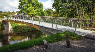 Die drei „Stuttgarter Holzbrücken“ im Remstal sind weltweit die ersten integralen Brücken aus Massivholz. Die beiden Fuß- und Radwegbrücken „Urbacher Mitte“ in Urbach und „Birkelspitze“ in Weinstadt sind jeweils 38,20 m lang.