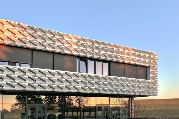 Firmengebäude von Aluform mit Photovoltaikanlagen in der Fassade