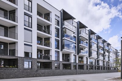 Balkonverglasung an einem Wohnhaus in Mainz