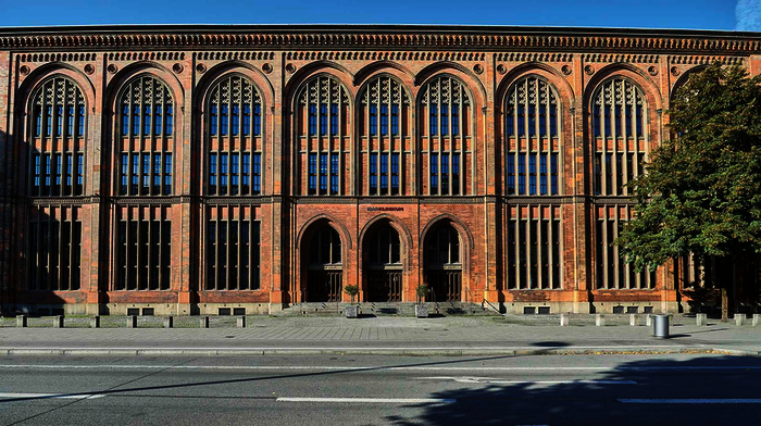 Der denkmalgeschützte Bürklein-Bau des Isar Klinikums im Zentrum von München.