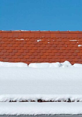 Abb. 1: Abrutschen- der Schnee auf einer Dachfläche