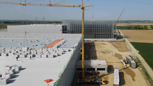 Logistik-Neubau mit Fassadenkassettensystem und Mineralwolle-Dämmung