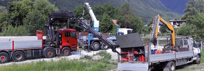 Die zwei Kranwagen im Hintergrund waren dafür zuständig, jeweils einen Montagekorb und einen Dämpfer unter die Brücke zu hieven.