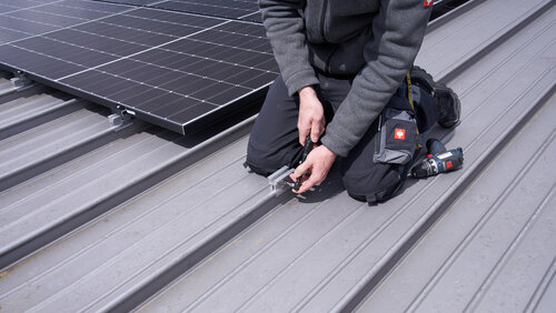 Neue Klemme vereinfacht Solaranlagen-Installation auf Neu- und Bestandsdächern