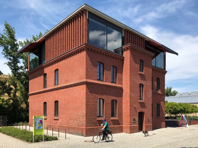 Husarenvilla in Potsdam ist ein roter, dreigeschossiger Backsteinbau: Sitz der Bundesstiftung Baukultur