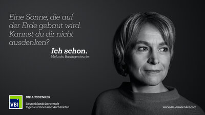 Schwarz-weiß-Portrait von Melanie, Bauingenieurin mit Testimonial links neben Portrait "Eine Sonne, die auf der Erde gebaut wird. Kannst du dir nicht ausdenken? Ich schon."