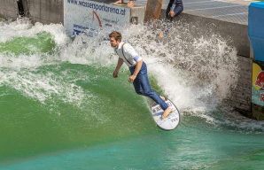 Surfer auf Flusswelle