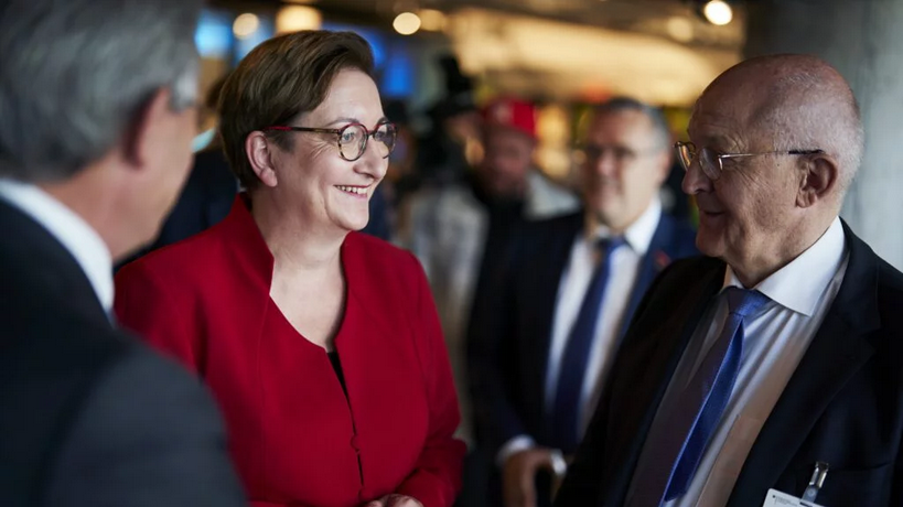 Bundesbauministerin Klara Geywitz und Dr. Heinrich Bökamp, Präsident der Bundesingenieurkammer, beim Bündnis bezahlbarer Wohnraum (Bild: BMWSB / Henning Schacht)