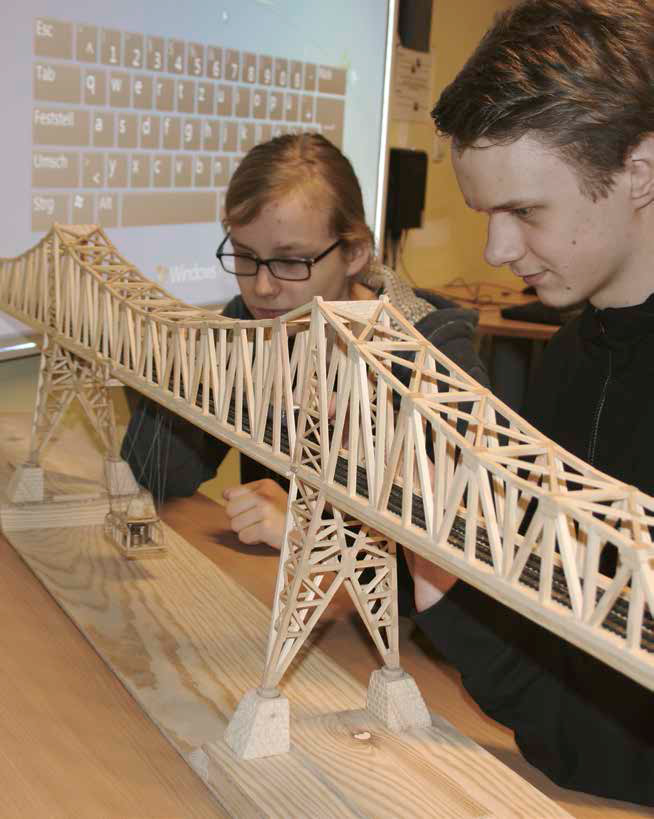 Prüfungsthema und Abschlussarbeit: Die Rendsburger Eisenbahnhochbrücke im Modell. Welf Freudenthal und Jannis Felix Zielke (r.) dürfen stolz sein auf das gute Stück.