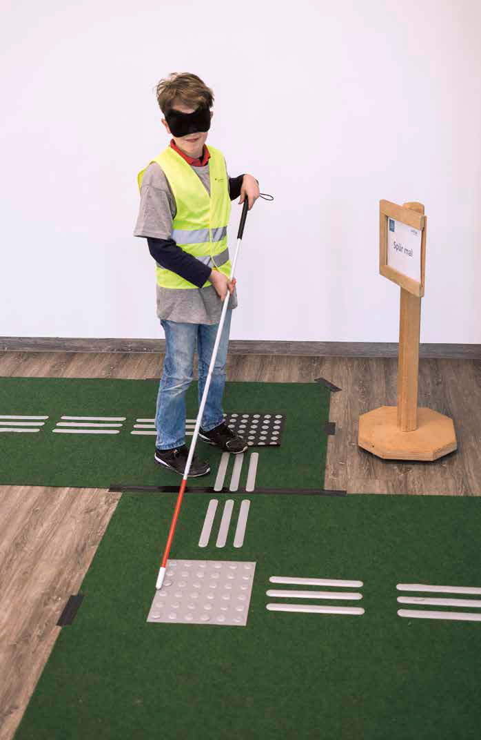 Eigenerfahrung macht sensibel. Wie finde ich den Weg, wenn ich blind bin? Blindenleitsysteme sind heute im Stadtraum schon häufig zu finden.