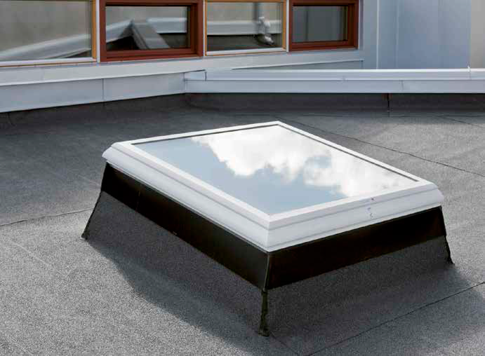 Lamilux produziert mit dem Glaselement „F100“ ein Flachdachfenster mit allgemeiner bauaufsichtlicher Zulassung in „Structural-Glazing“-Bauweise