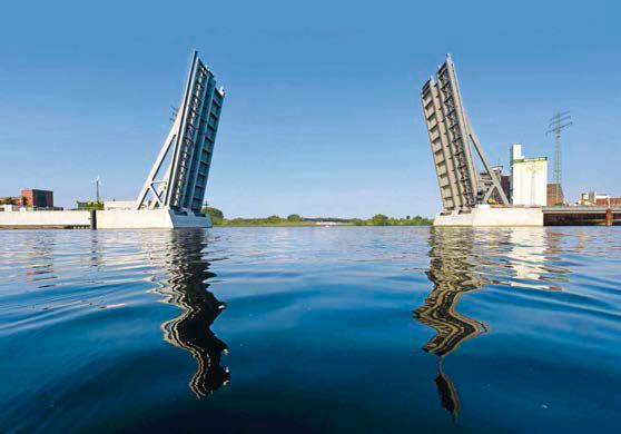 Die Retheklappbrücke im Hamburger Hafen 