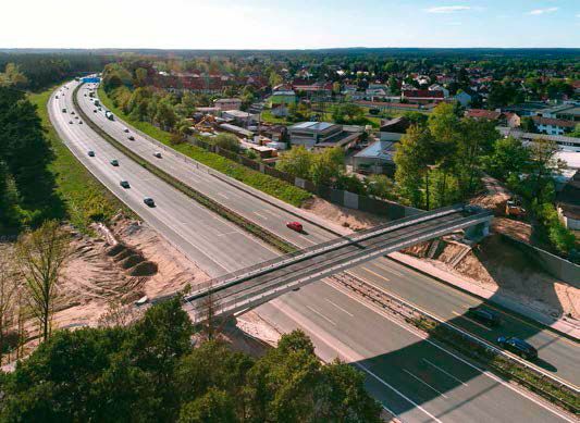 Die Brücke bei Schwaig überführt einen Privatweg am Ortsrand der Gemeinde Schwaig über die A 3