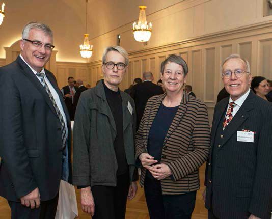 Hans-Ullricht Kammeyer (rechts) und BingK-Vizepräsident Ingolf Kluge (links) begrüßten Staatssekretärin Anne Katrin Bohle (2. v. l.) und die ehemalige Bundesministerin Barbara Hendricks (2. v. r.). 