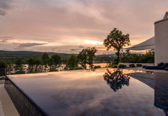 Naturnah entspannen – kann man im Seezeitlodge Infinity Pool.