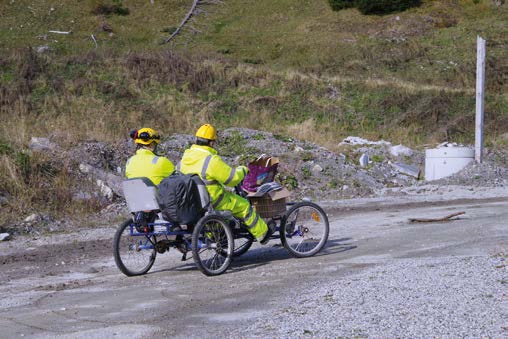 Die Wissenschaftler sind mit einem vierrädrigen Fahrrad unterwegs, wenn sie es eilig haben oder Dinge transportieren.