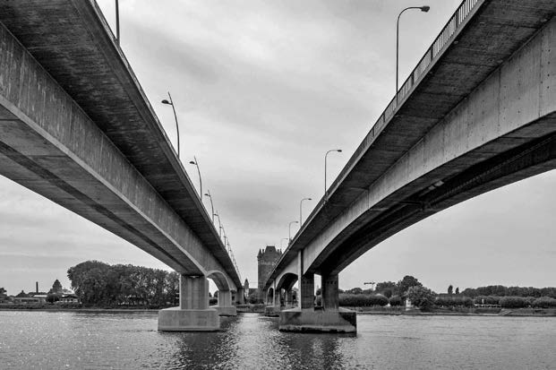 Die Nibelungenbrücke vor der Sanierung (rechts) und die neue Rheinbrücke (links).