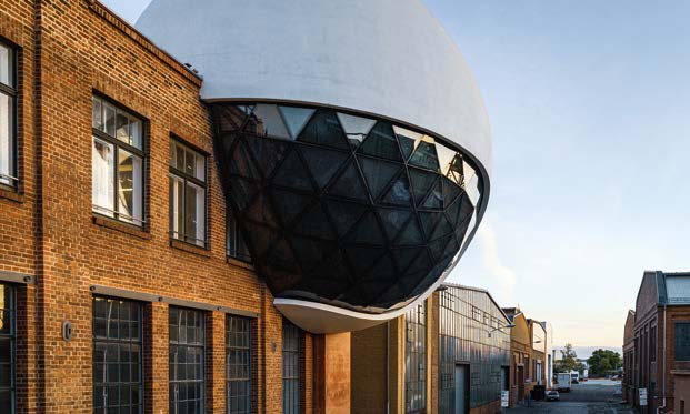 Niemeyer konzipierte die „Sphere“ ein Jahr vor seinem Tod, im stolzen Alter von 103 Jahren.