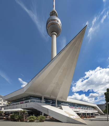 Der Fernsehturm (1965–69) mit Fußumbauung (1968–72).