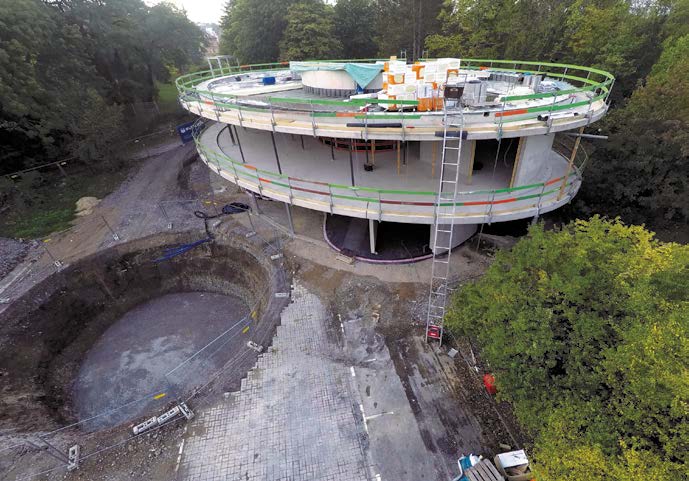 Die Baugrube für den Eisspeicher befindet sich direkt neben dem Rohbau. Die Eisspeicherheizung spart Energie und schützt das Klima: Allein das Gefrieren des Wassers im Eisspeicher der Umweltstation mit einem Volumen von 110 m3 setzt die gleiche Energiemenge frei wie die Verbrennung von 1.100 Litern Heizöl.