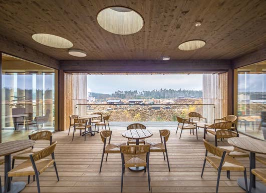 Die große Aussichtsplattform neben der Kantine gewährt einen spannenden Panoramablick.