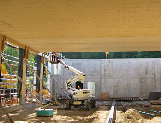 Das Dach des Bauhofs überspannt stützenfrei 25 Meter. Um die statische Trägerhöhe reduzieren zu können, wurde das Tragsystem aus Holzrippen im Verbund mit Furnierschichtplatten entwickelt.