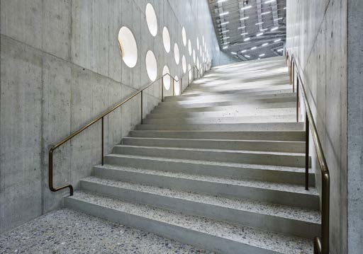 Das Gebäudeinnere des Museums ist wie außen von Beton geprägt. Hier befinden sich neben den Ausstellungsbereichen eine Bibliothek und ein Auditorium.